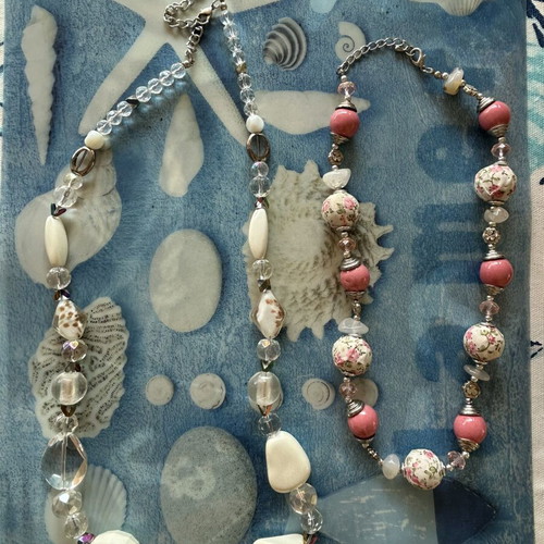 Set of 2 summer necklaces like new, white and pink