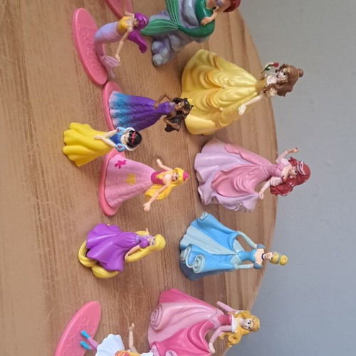 Disney and Barbie princess miniatures used, set of 13 pieces