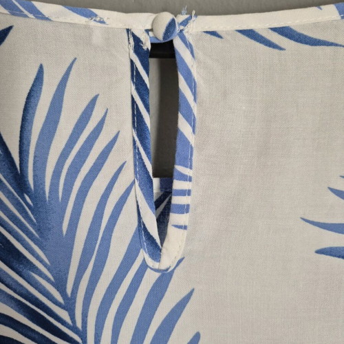 Blouse like new with blue leaf pattern, size XL
