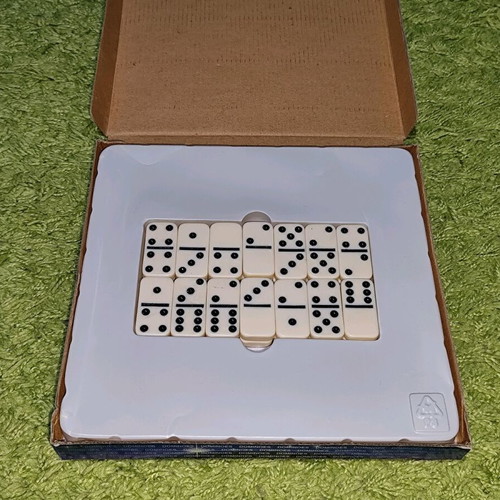 Dominoes board game like new, 28 pieces