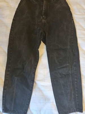 Stradivarius ψηλόμεσο acid-wash τζιν παντελόνι σε μαύρο, EU 34