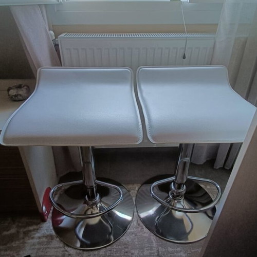 Set of 2 white bar stools with adjustable height