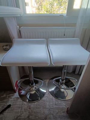 Set of 2 white bar stools with adjustable height