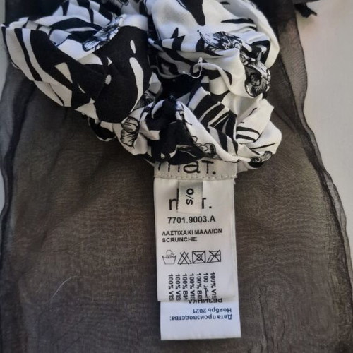 MAT Fashion scrunchie black and white floral design