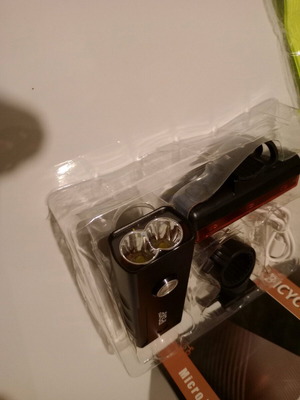 Φακός και πίσω φως ποδηλάτου με ενσωματωμένη επαναφορτιζόμενη μπαταρία και USB C