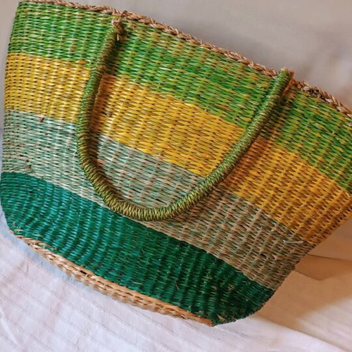Woven shoulder bag used without clasp