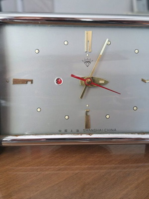 Vintage επιτραπέζιο ρολόι ξυπνητήρι μεταχειρισμένο με ρετρό design και χρυσές λεπτομέρειες