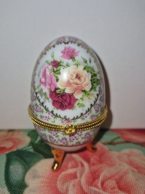 Limoge Porcelain decorative egg like new