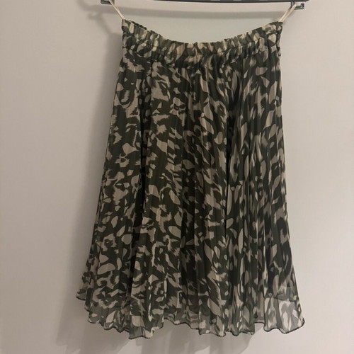 Pleated skirt used, knee-length, size M