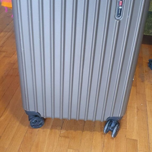 Suitcase used with 4 wheels in good condition