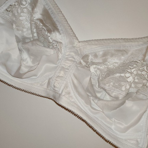 Triumph Claudette 104 N bra size 95D, white, lace details