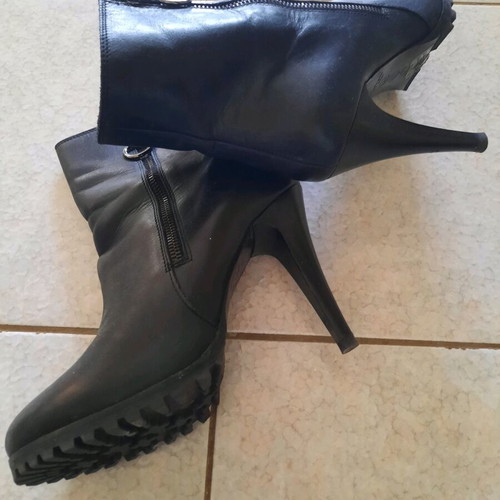 Leather ankle boots size 40 like new, black