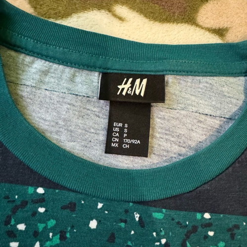 H&M T-shirt like new, size Small, multicolored green