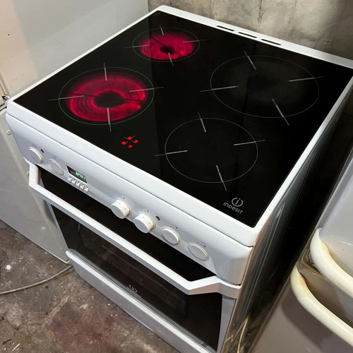 Kitchen stove with ceramic hobs like new, fully functional