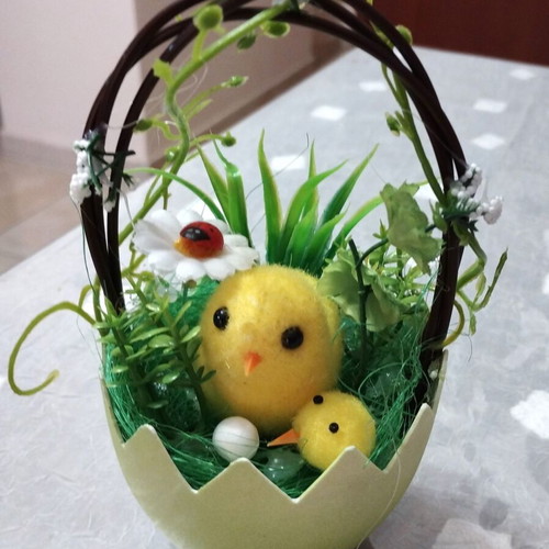 Decorative Easter basket like new