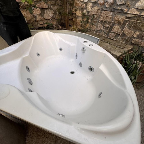 White cartoon jacuzzi like new