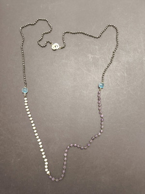 Long rosary necklace with semiprecious stones and gold-plated clasp