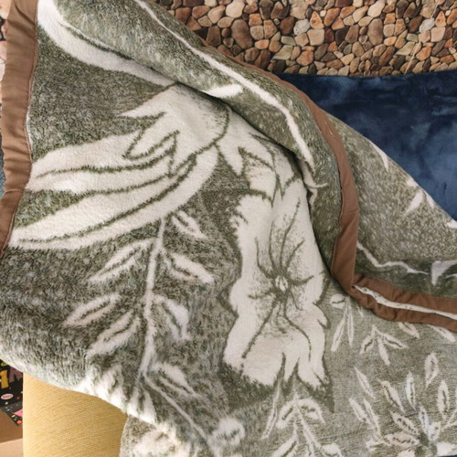 Blanket light green with flower patterns vintage like new, very warm