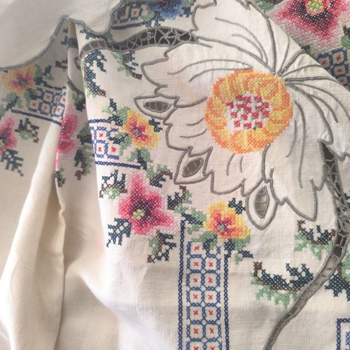 Tablecloth with embroidery and 6 napkins like new, size 220x175 cm