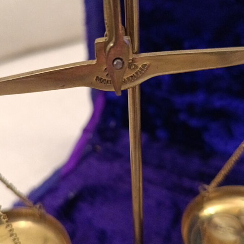 Vintage scale like new, brass in velvet case