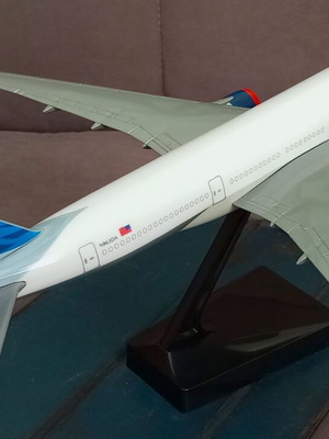 Boeing 777-232ER Delta Air Lines plastic model 1/200 scale new