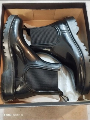 Toni Pons boots size 40 like new, black