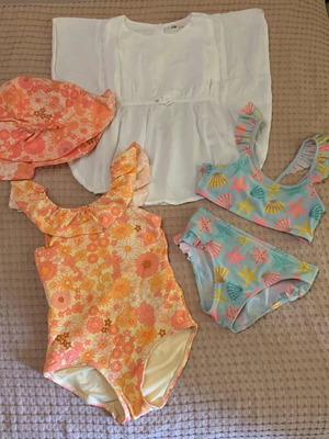 H&M pack with 2 swimsuits, hat and caftan like new, size 110/116