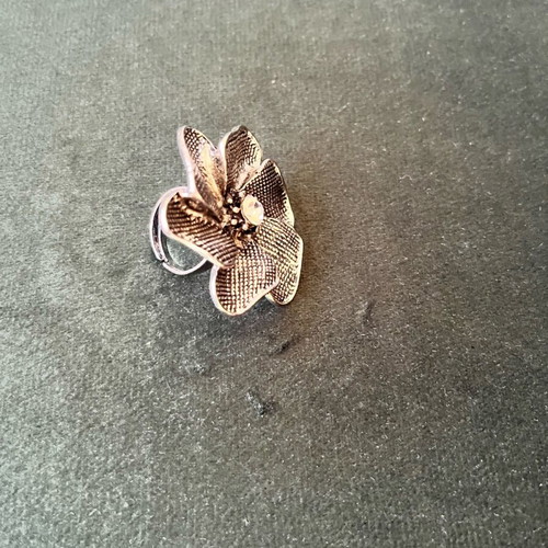 Flower ring, adjustable, grey