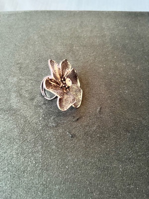 Flower ring, adjustable, grey