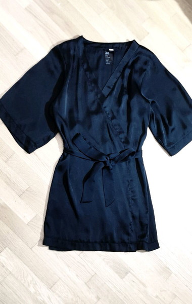 H&m черно сатенено кимоно малко късо