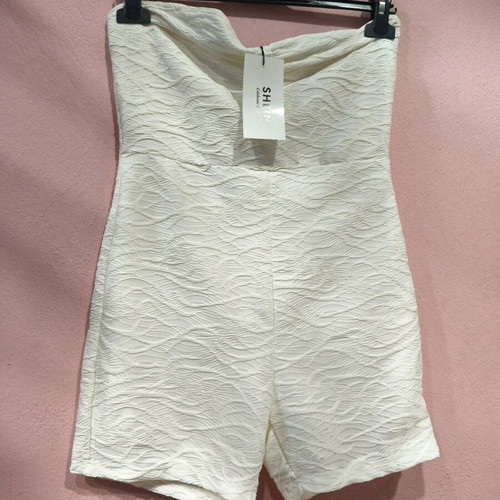 White all-in-one shorts with embossed designs Shein