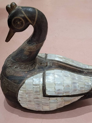 Vintage ξυλόγλυπτη πάπια με ψηφίδες mother-of-pearl και αποθηκευτικό χώρο σαν καινούργιο