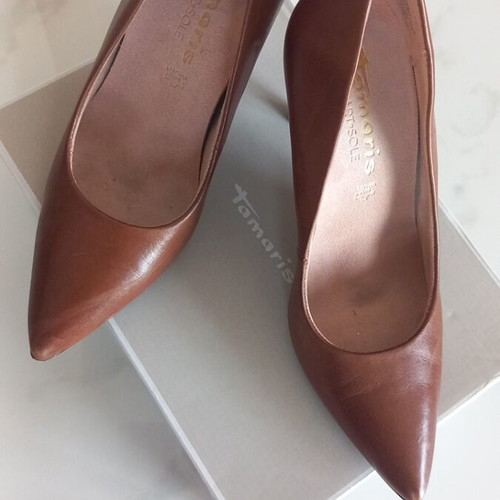Tamaris leather pumps size 38 like new, brown