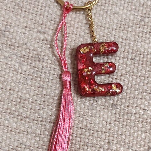 Handmade keychain with resin letter E and gold leaf tassel