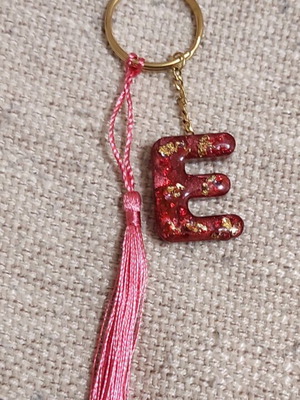 Handmade keychain with resin letter E and gold leaf tassel