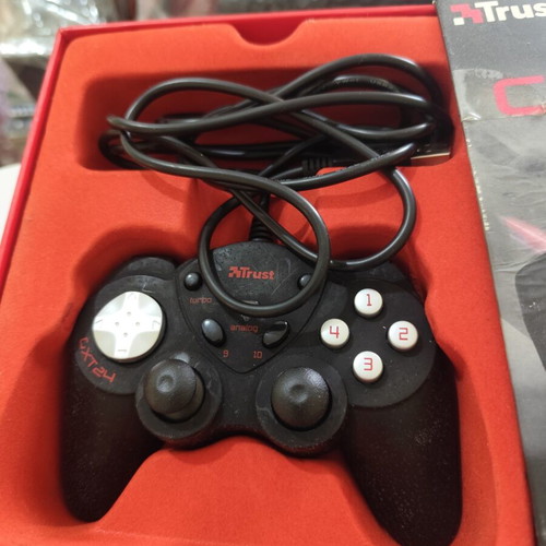 Trust GXT 24 controller used, compatible with PlayStation and PC