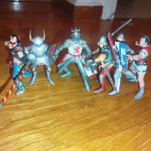 Figures of warriors, dragons and monsters used