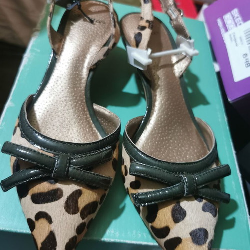 Women's elegant low heel shoes with leopard print and bow