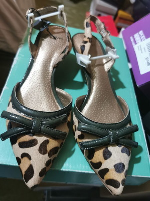 Women's elegant low heel shoes with leopard print and bow