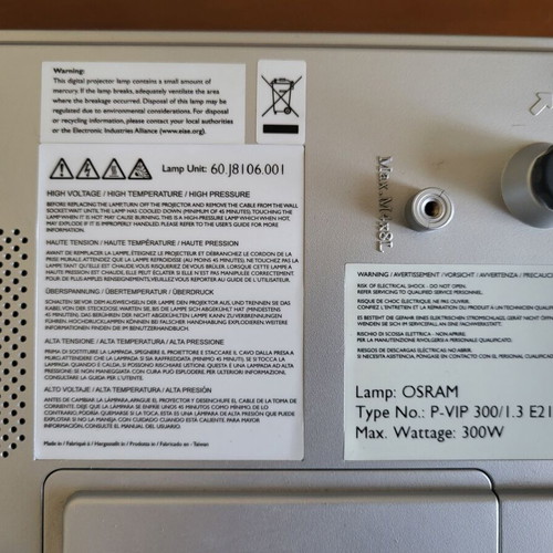 Benq PB8250 projector used with carrying bag and accessories