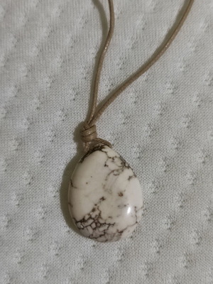 Agate pendant necklace with cord