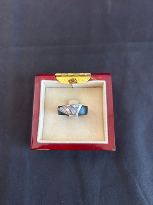 Ring with elastic and silver like new, multicolor and black