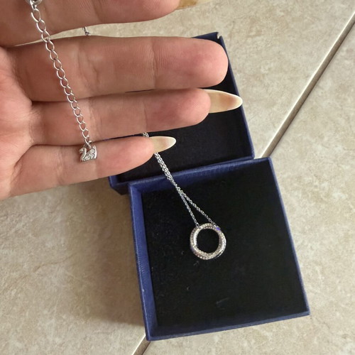 Swarovski necklace like new, stylish silver