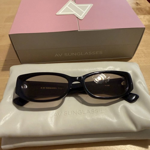 AV sunglasses Noemie black like new with case and box