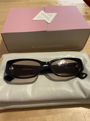 AV sunglasses Noemie black like new with case and box
