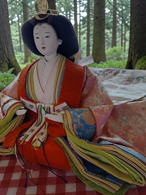 Hina Ningyo Japanese Doll like new, red layered kimono