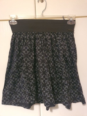 Noobass skirt like new, black with grey pattern, wide elastic waist