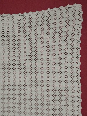 Table runner like new, dimensions 82x35