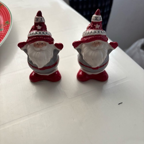 Salt and pepper shakers shaped like Santa Claus like new