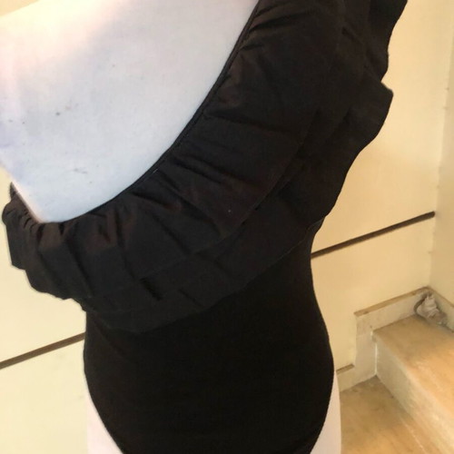 Zara women's bodysuit black like new, elastic with one sleeve and triple ruffle